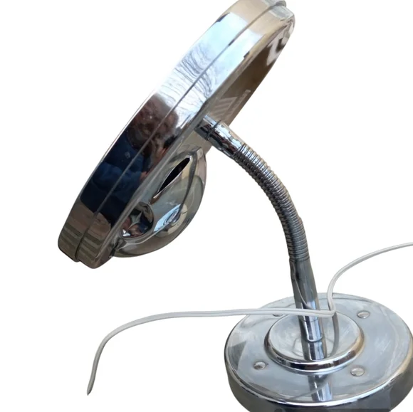 Magnified 9" Mirror w/ Light - Picture 3 of 7